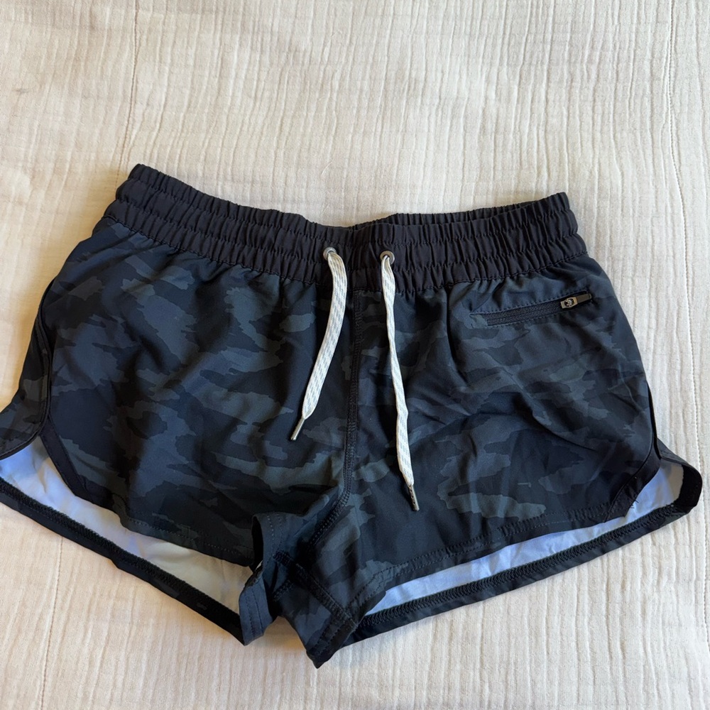 Vuori Women's Dark Camouflage Clementine 2.0 Short 2.5”